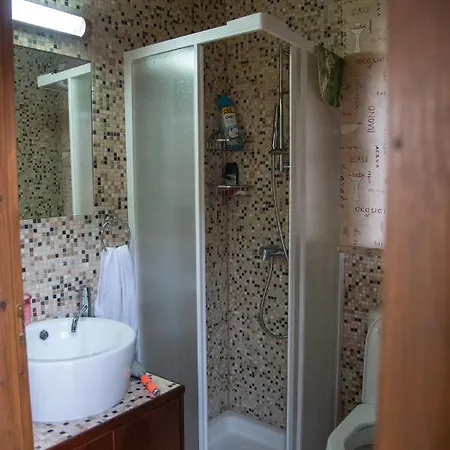 *2 Bdr Log House /mountains/queen Bed/fireplace בית נופש Gourri