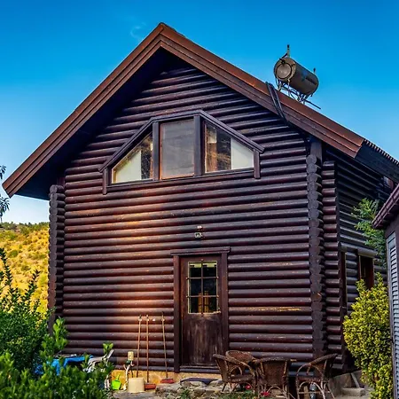 בית נופש *2 Bdr Log House /mountains/queen Bed/fireplace *