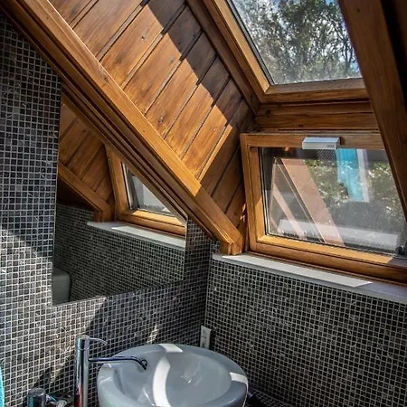 *2 Bdr Log House /mountains/queen Bed/fireplace