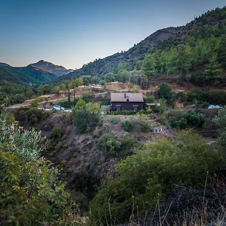 בית נופש *2 Bdr Log House /mountains/queen Bed/fireplace *