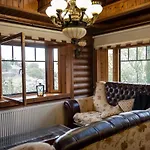 *2 Bdr Log House /mountains/queen Bed/fireplace Gourri