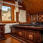 Ferienhaus *2 Bdr Log House /mountains/queen Bed/fireplace *