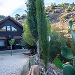 Ferienhaus *2 Bdr Log House /mountains/queen Bed/fireplace *