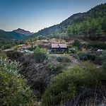Ferienhaus *2 Bdr Log House /mountains/queen Bed/fireplace *