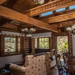 *2 Bdr Log House /mountains/queen Bed/fireplace Gourri