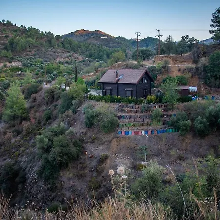 *2 Bdr Log House /mountains/queen Bed/fireplace