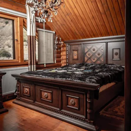 *2 Bdr Log House /mountains/queen Bed/fireplace