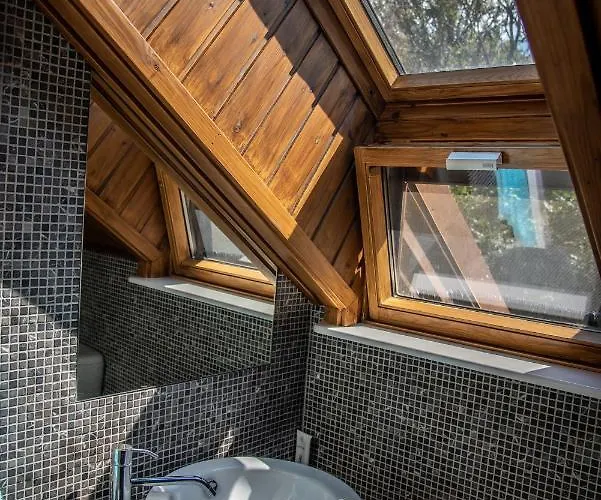 *2 Bdr Log House /mountains/queen Bed/fireplace